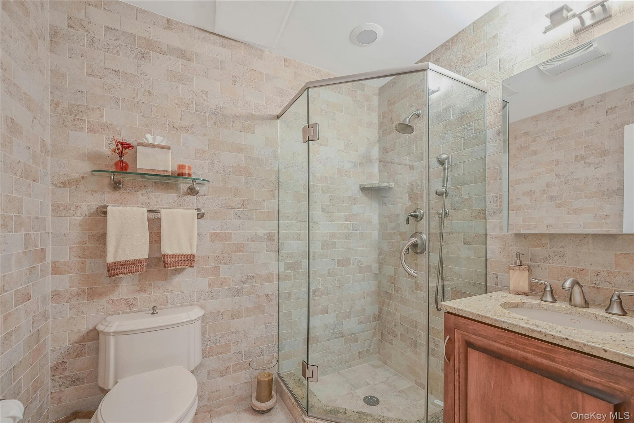 86 Chestnut Lane, Woodbury, NY 11797