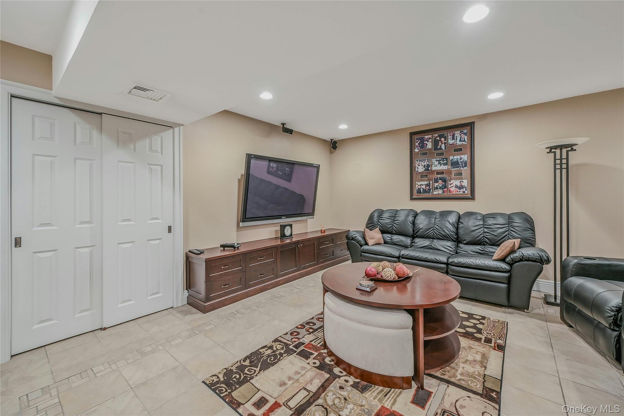 86 Chestnut Lane, Woodbury, NY 11797