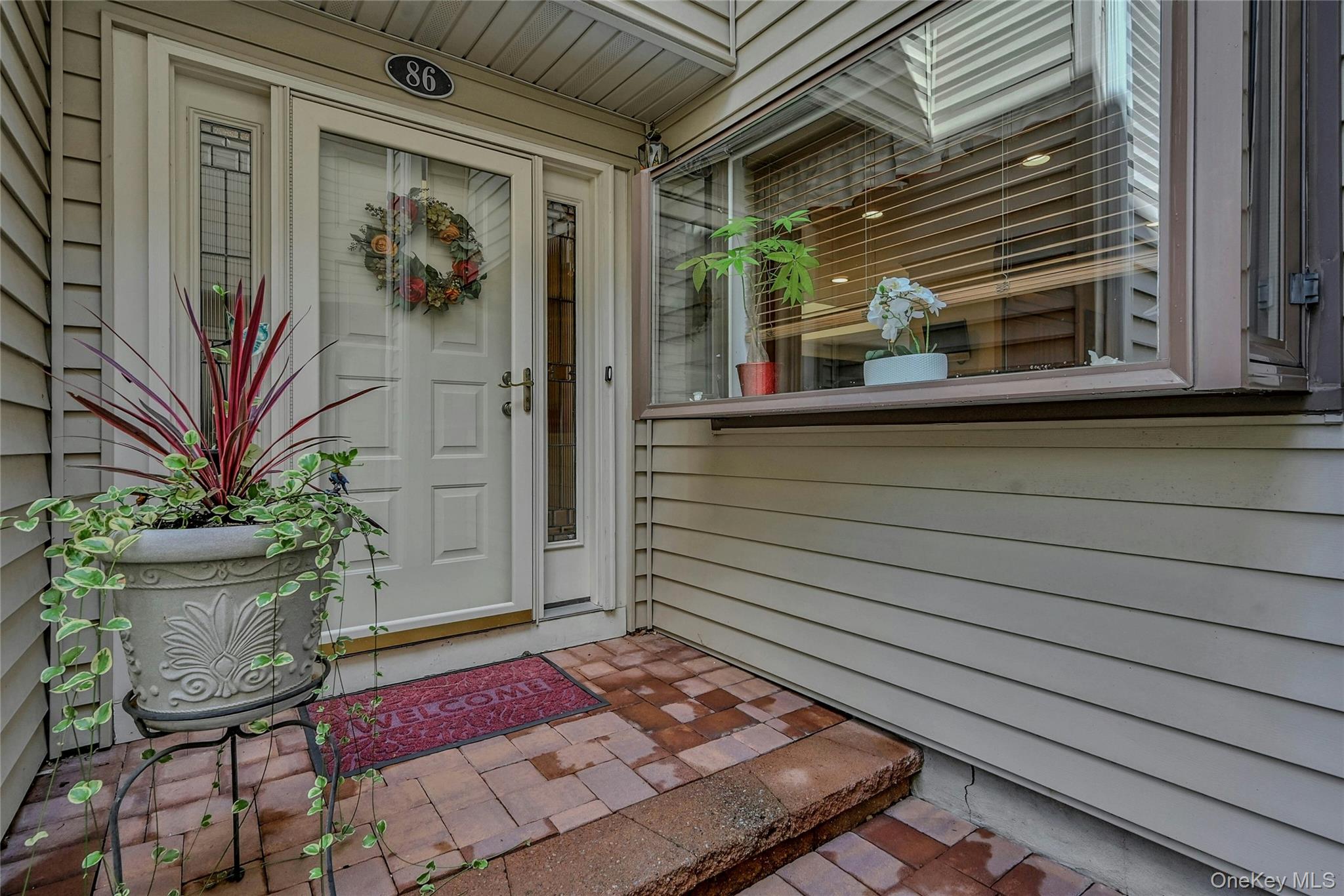 86 Chestnut Lane, Woodbury, NY 11797