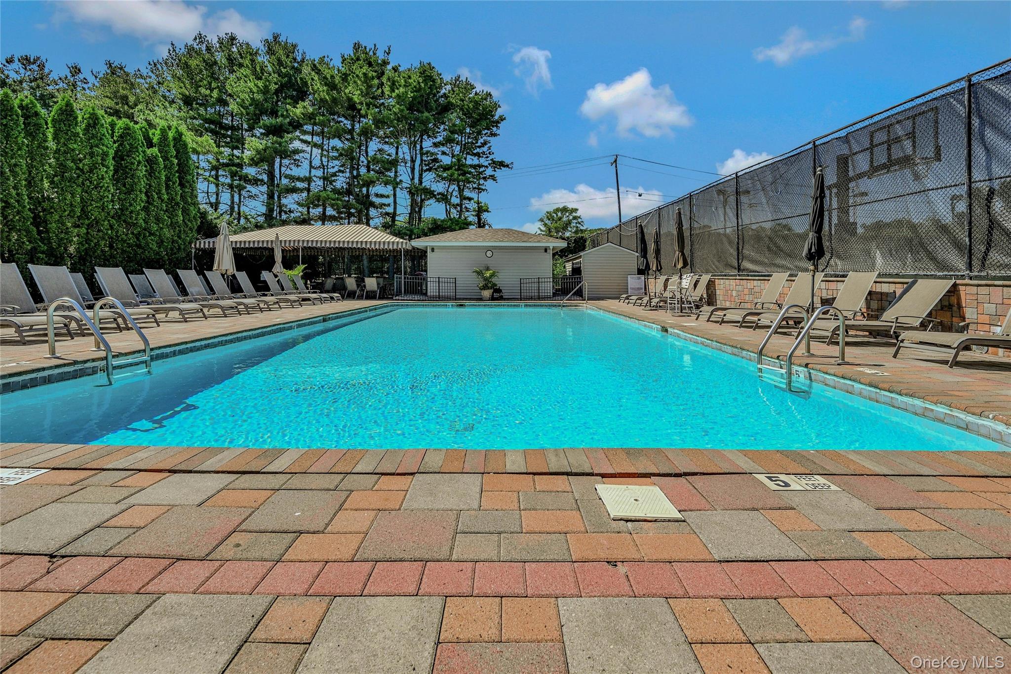 86 Chestnut Lane, Woodbury, NY 11797