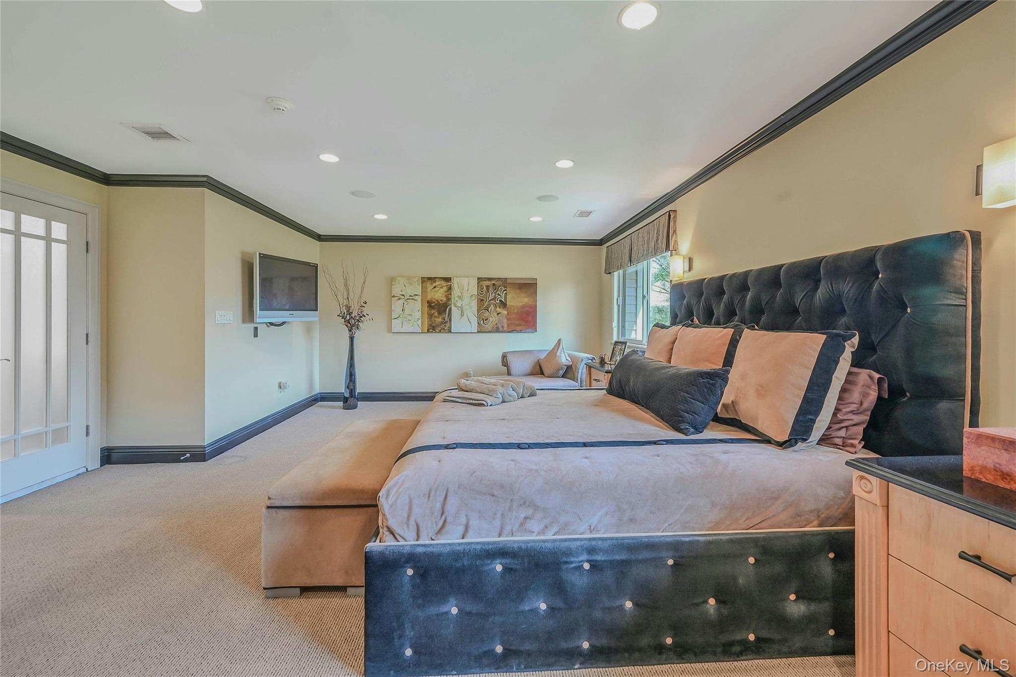 86 Chestnut Lane, Woodbury, NY 11797