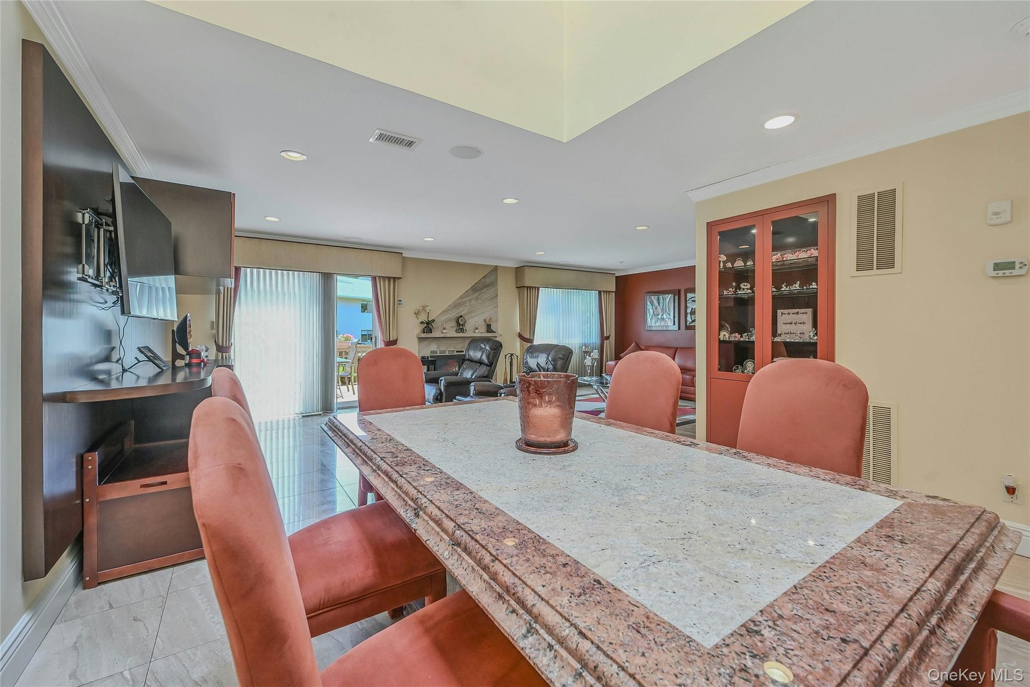 86 Chestnut Lane, Woodbury, NY 11797