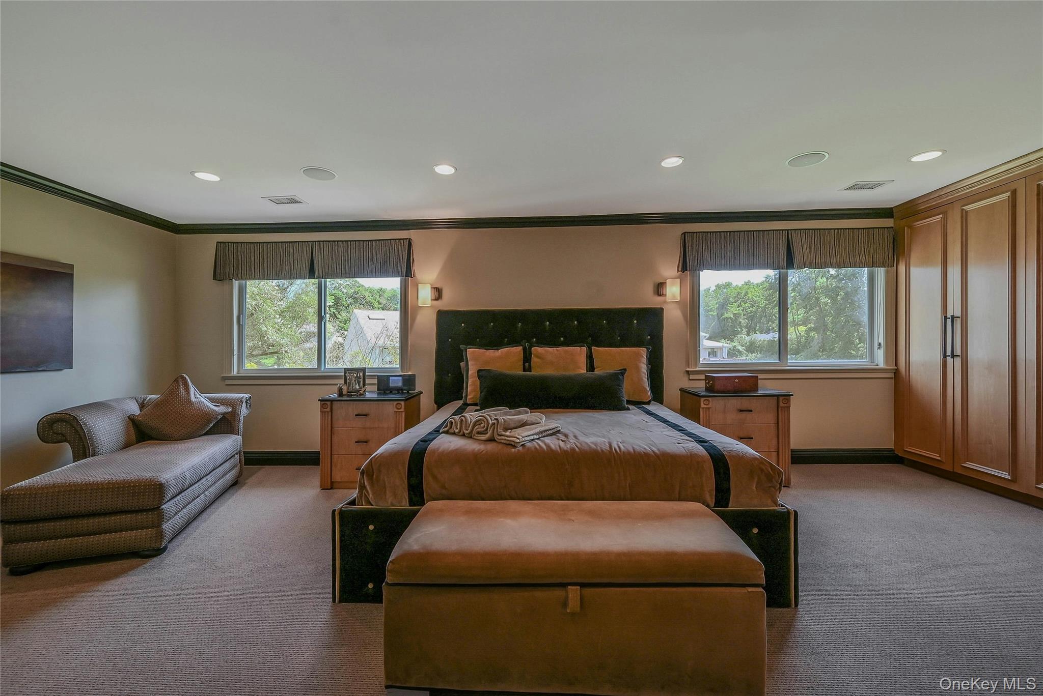 86 Chestnut Lane, Woodbury, NY 11797