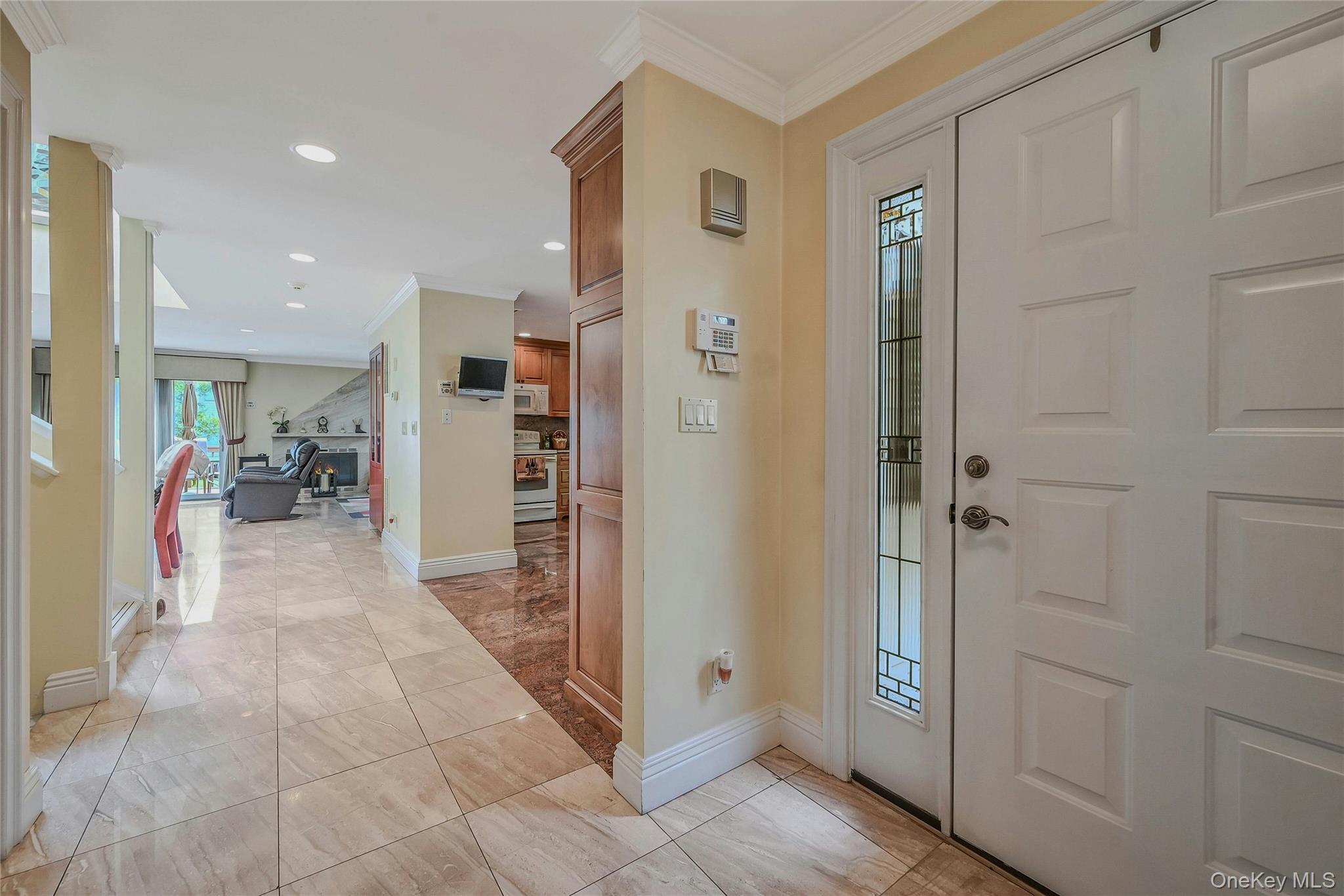 86 Chestnut Lane, Woodbury, NY 11797