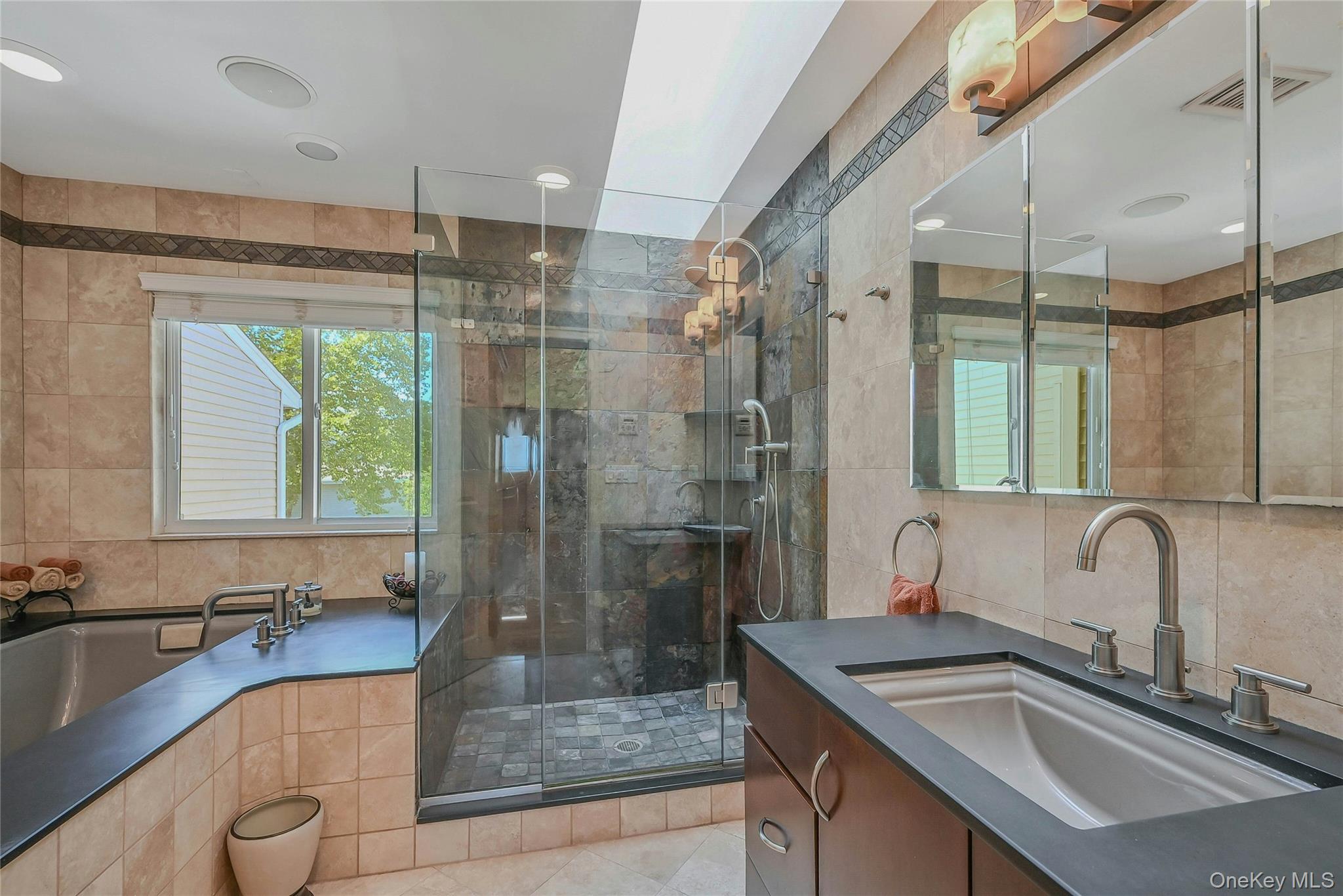 86 Chestnut Lane, Woodbury, NY 11797