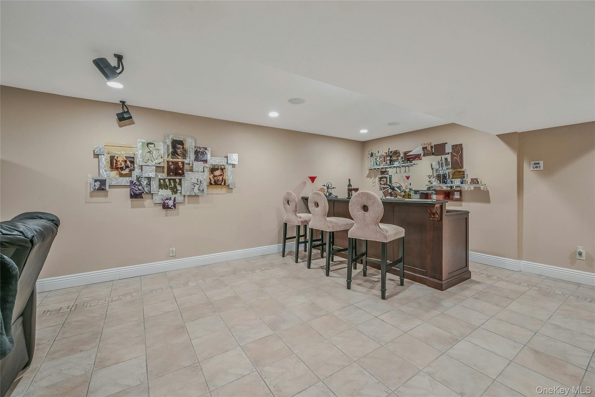 86 Chestnut Lane, Woodbury, NY 11797