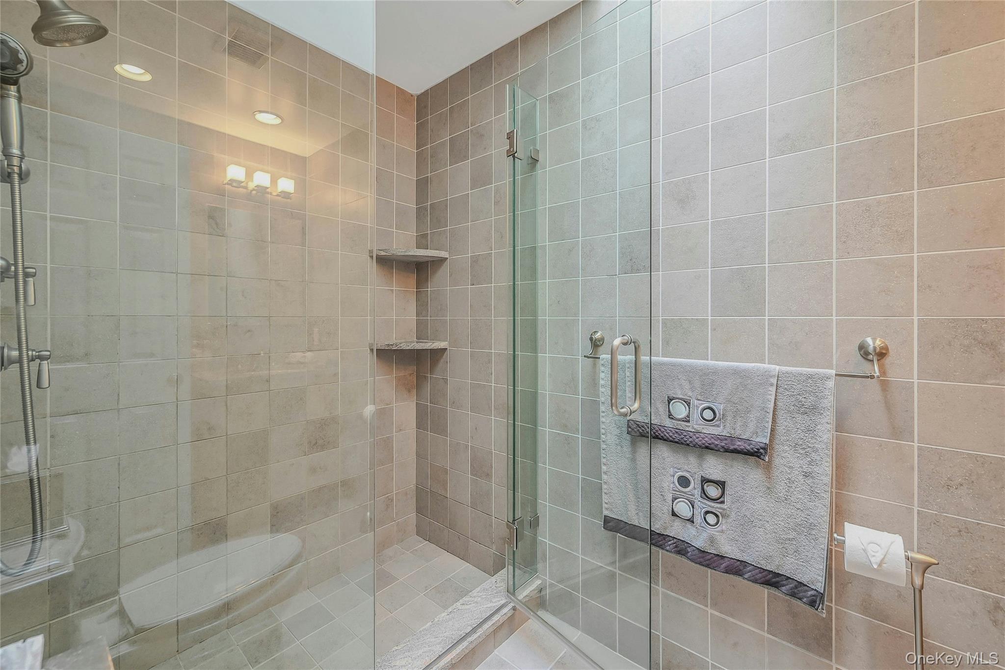 86 Chestnut Lane, Woodbury, NY 11797