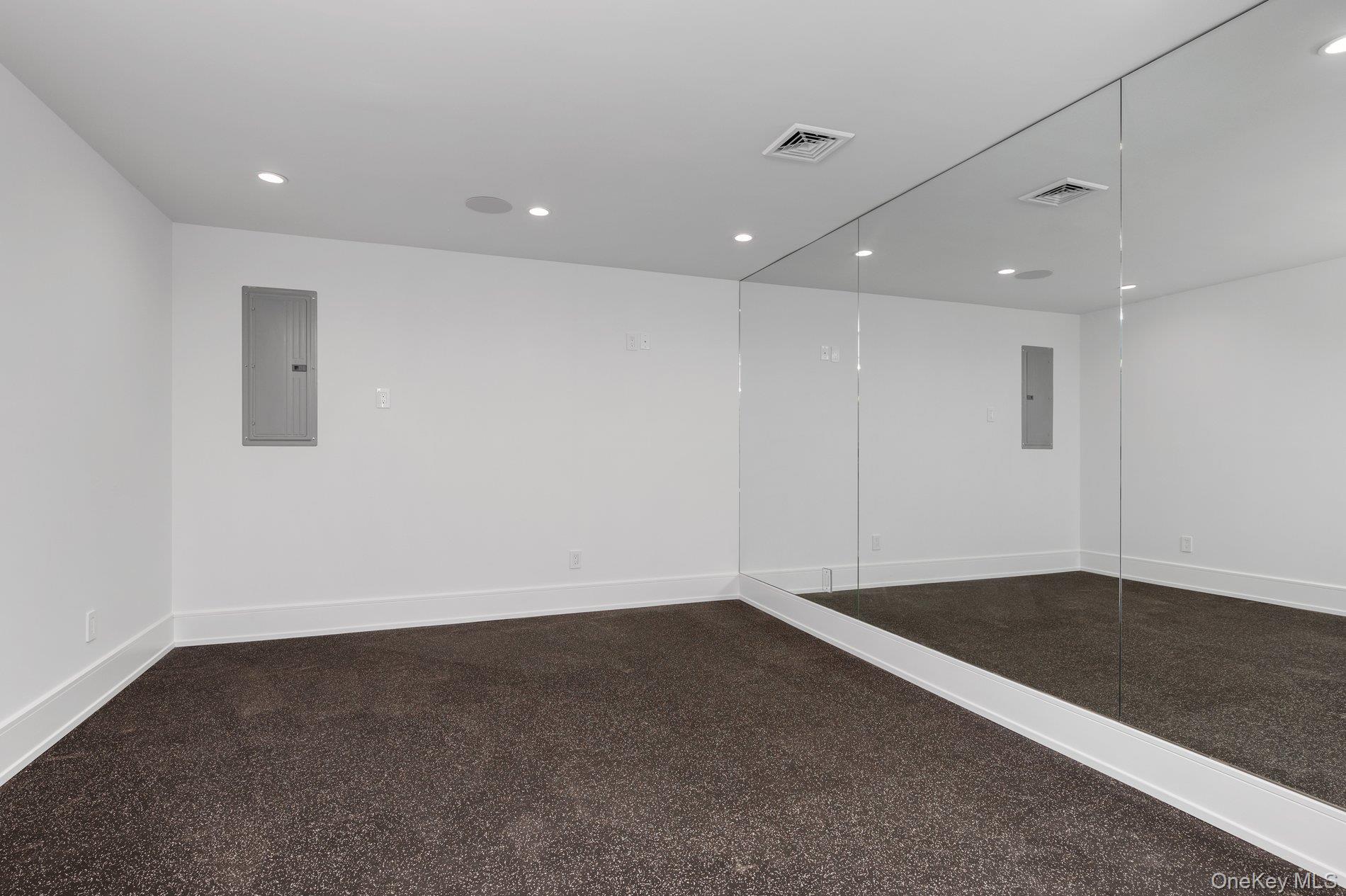 40 Hewlett Lane, Port Washington, NY 11050