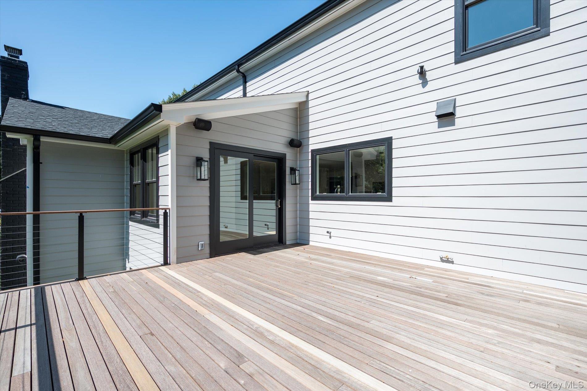 40 Hewlett Lane, Port Washington, NY 11050