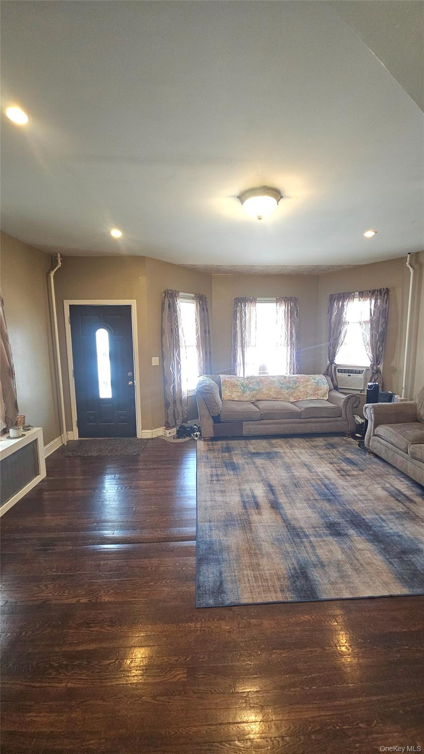 9712 110th Street, Richmond Hill, NY 11419