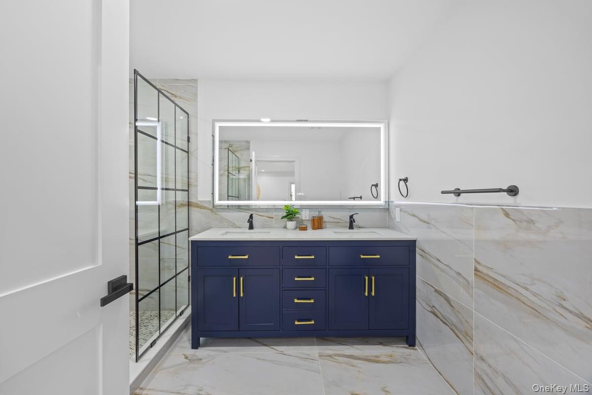 5 Relda Street, Plainview, NY 11803