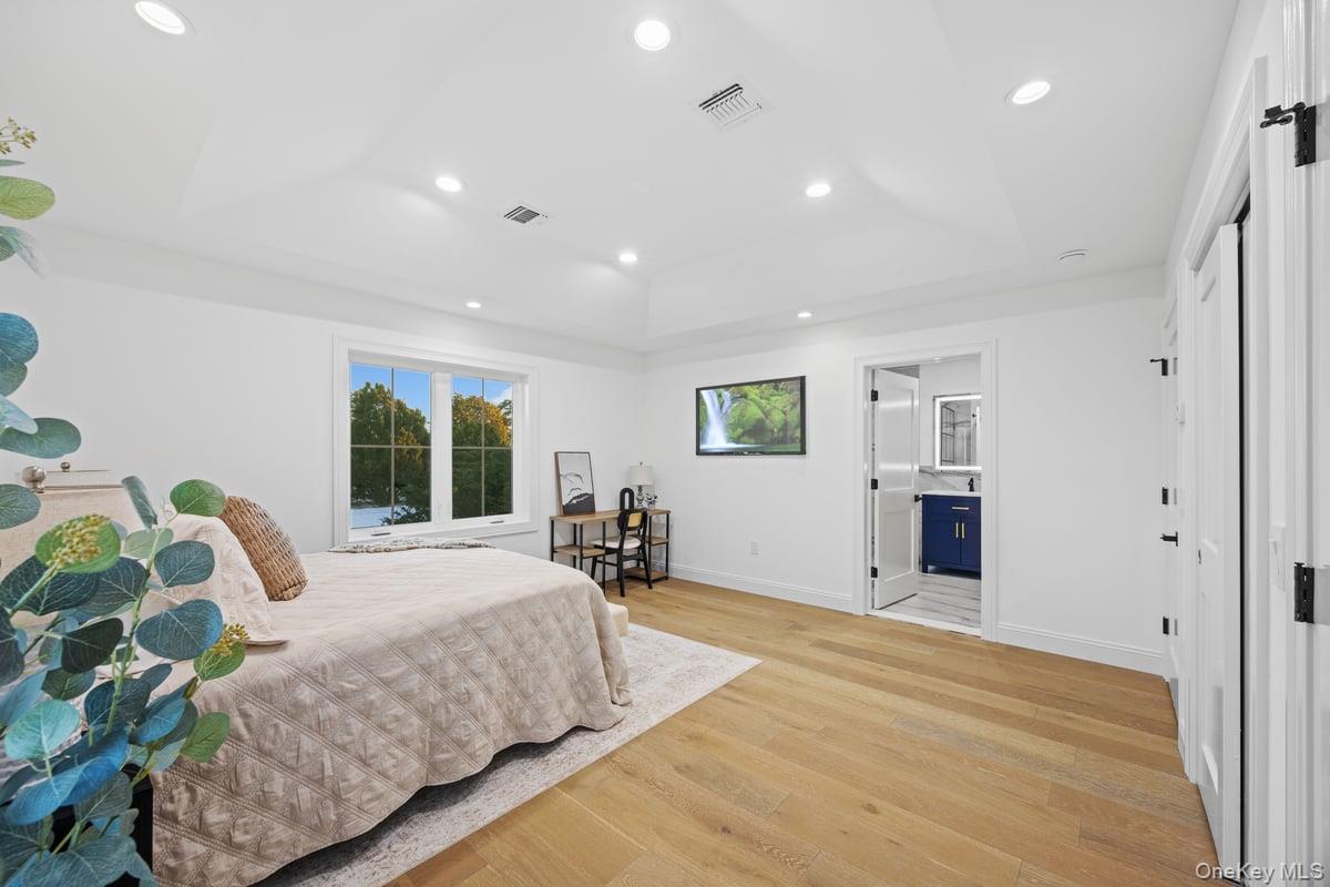 5 Relda Street, Plainview, NY 11803