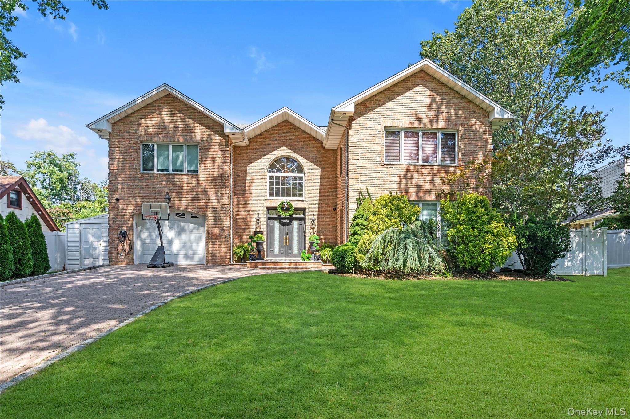 27 Circle Drive, Roslyn Heights, NY 11577