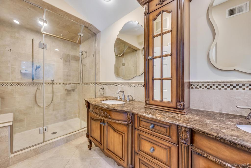 40 Somerset Place, Syosset, NY 11791