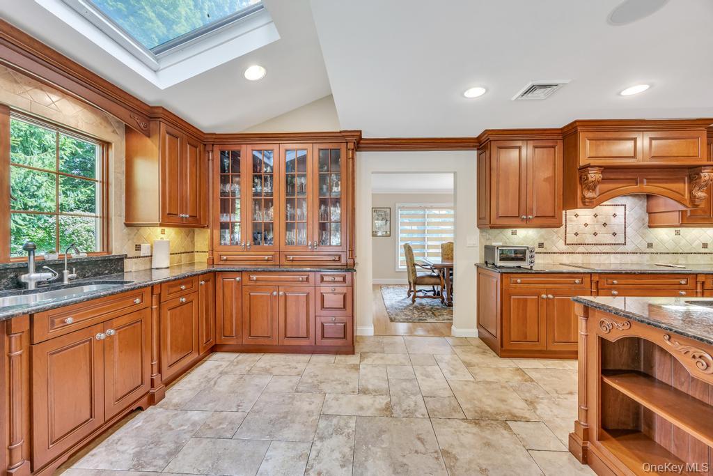 40 Somerset Place, Syosset, NY 11791