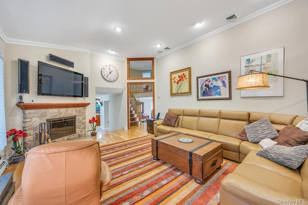 40 Somerset Place, Syosset, NY 11791