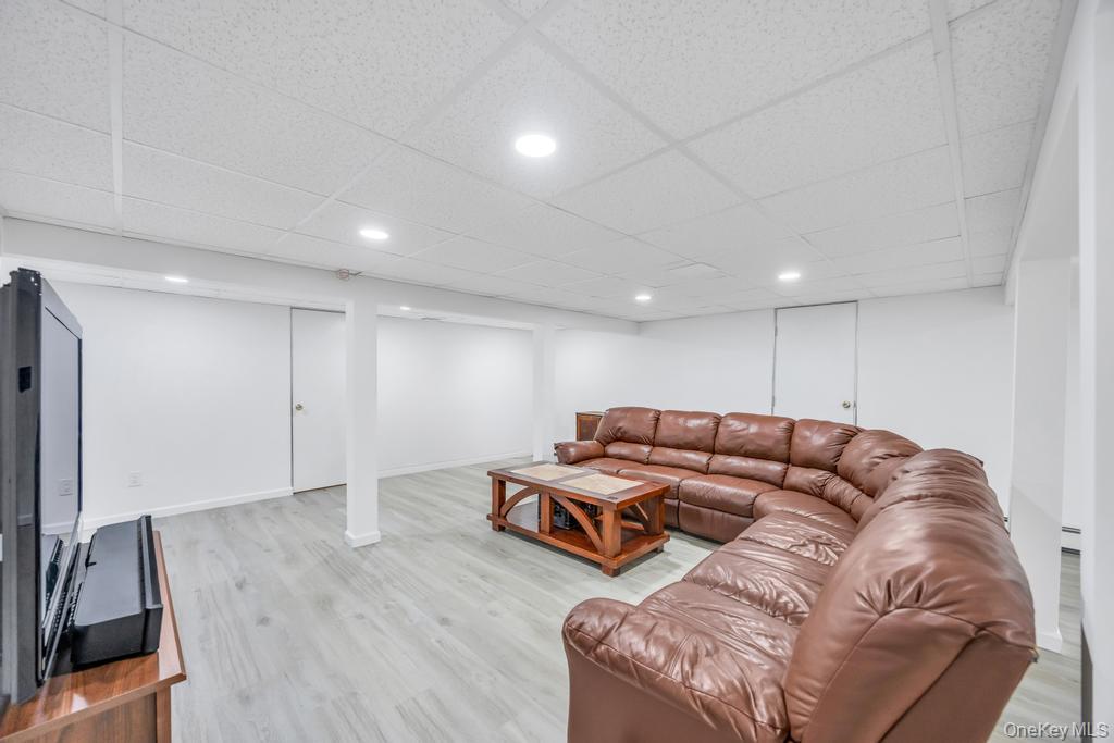 40 Somerset Place, Syosset, NY 11791