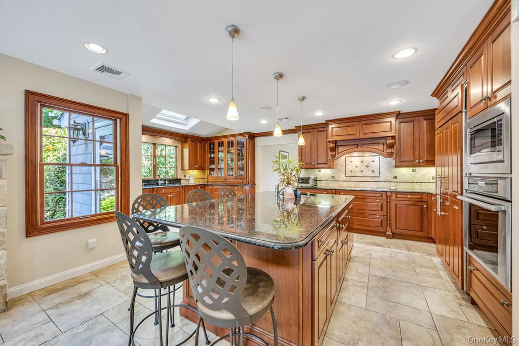 40 Somerset Place, Syosset, NY 11791