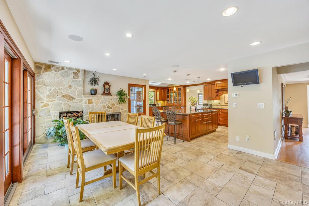 40 Somerset Place, Syosset, NY 11791