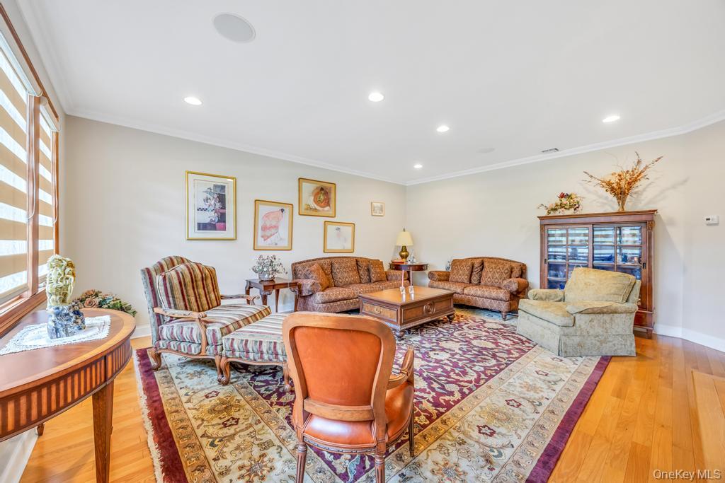 40 Somerset Place, Syosset, NY 11791