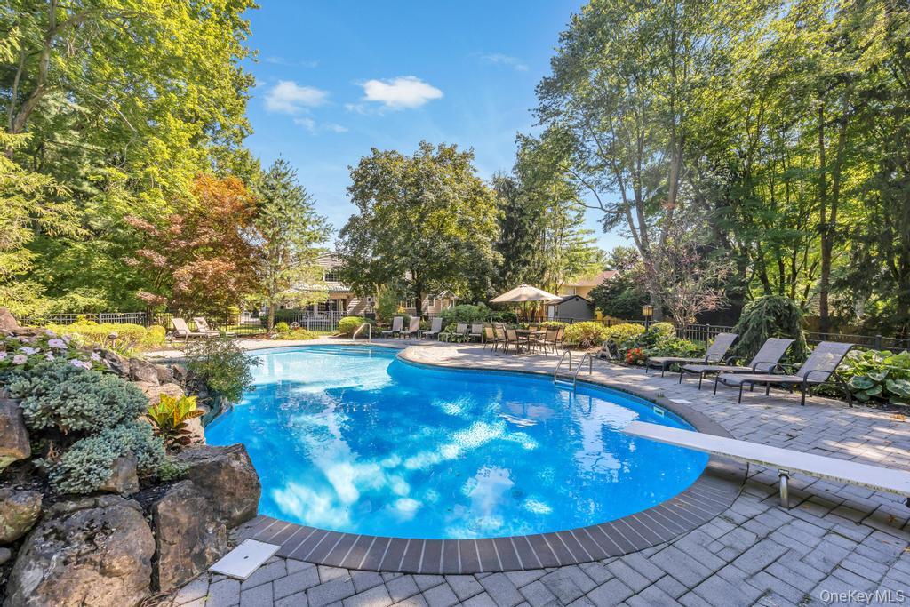 40 Somerset Place, Syosset, NY 11791