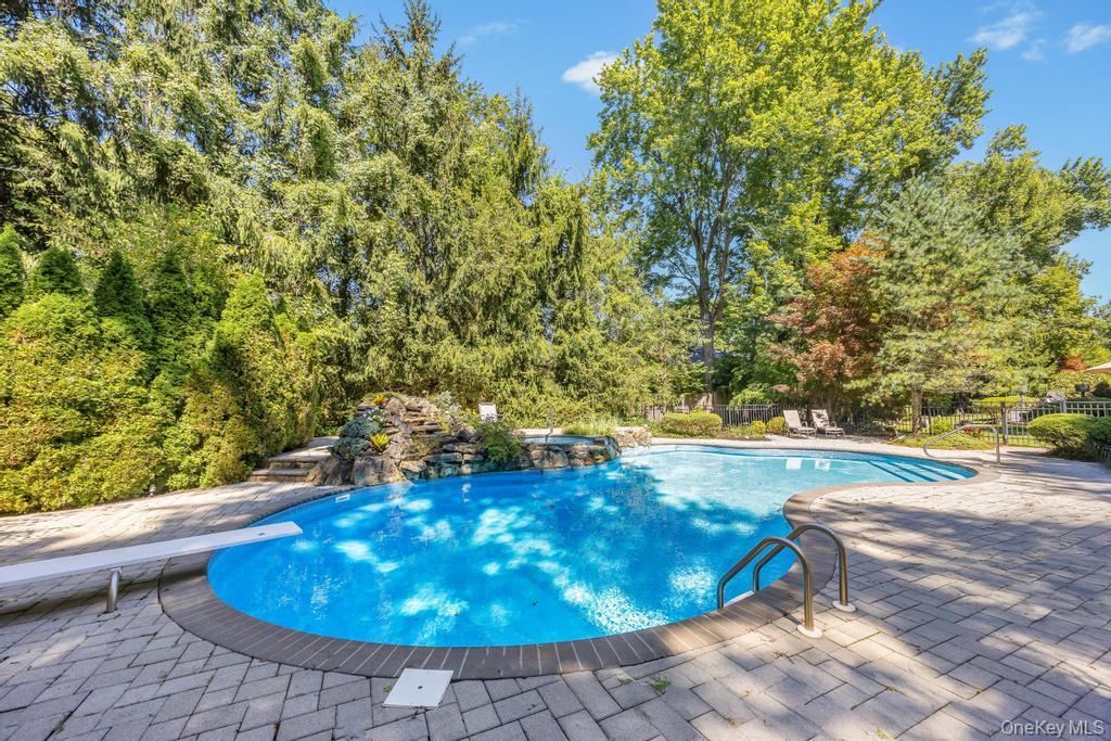 40 Somerset Place, Syosset, NY 11791