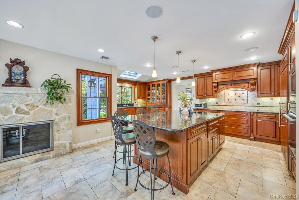 40 Somerset Place, Syosset, NY 11791