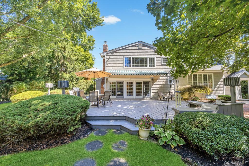 40 Somerset Place, Syosset, NY 11791