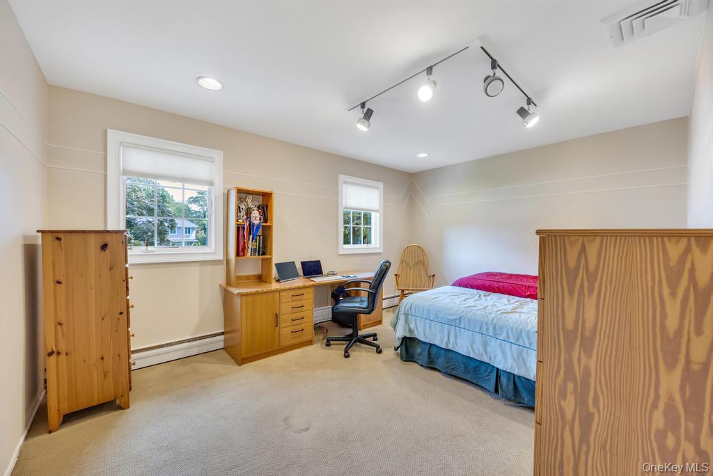 40 Somerset Place, Syosset, NY 11791