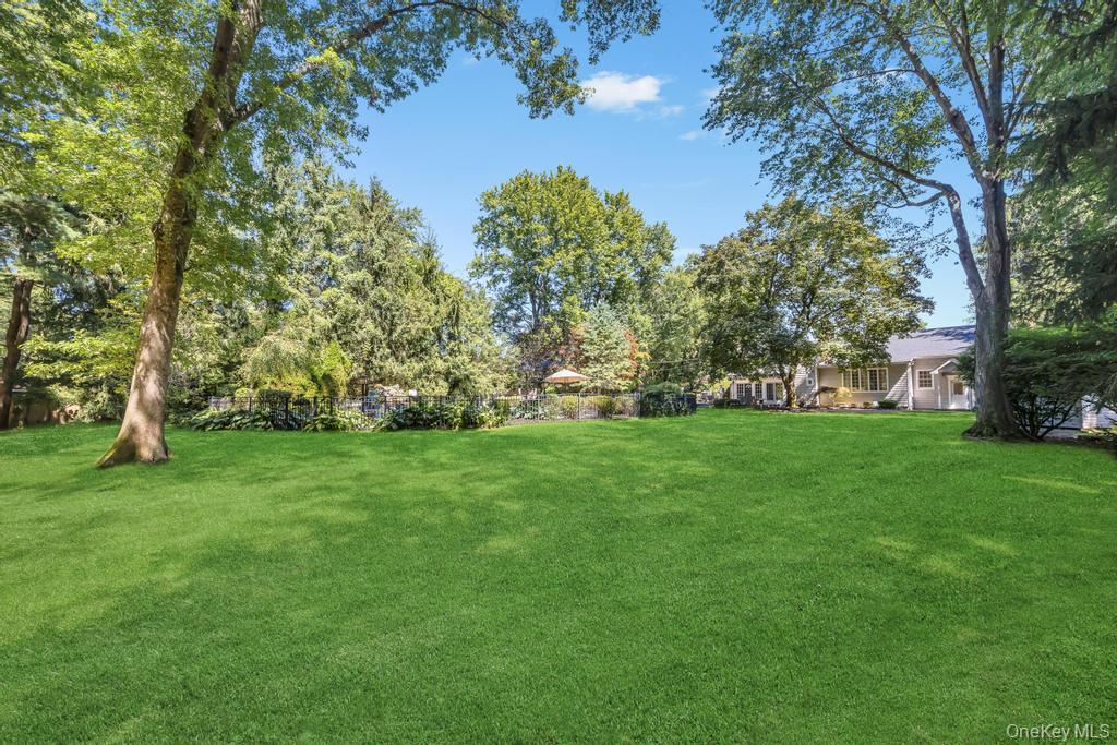 40 Somerset Place, Syosset, NY 11791