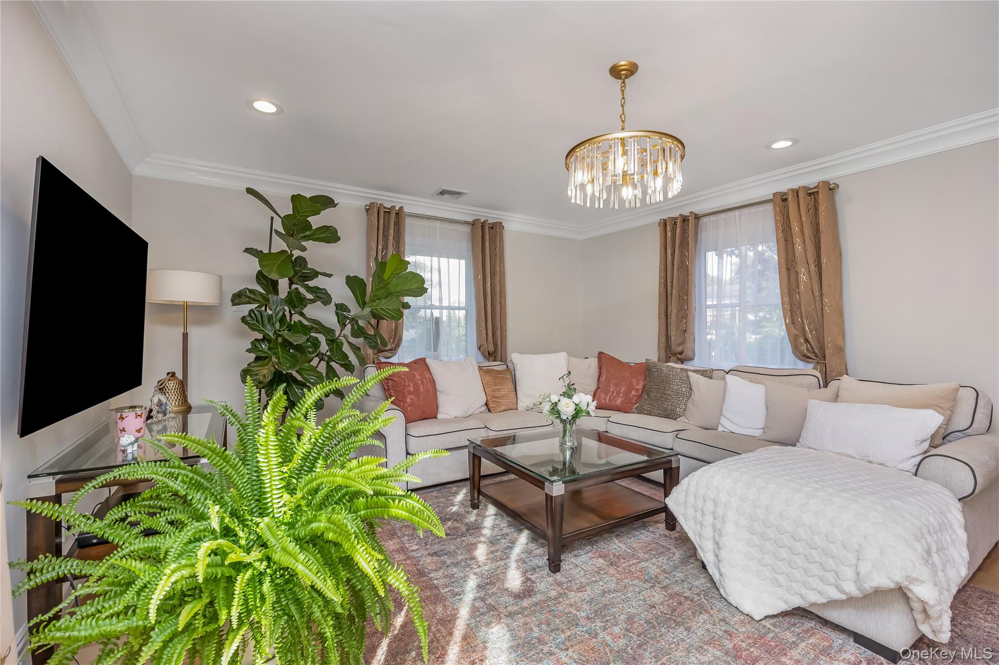 2 Hamilton Street, Farmingdale, NY 11735