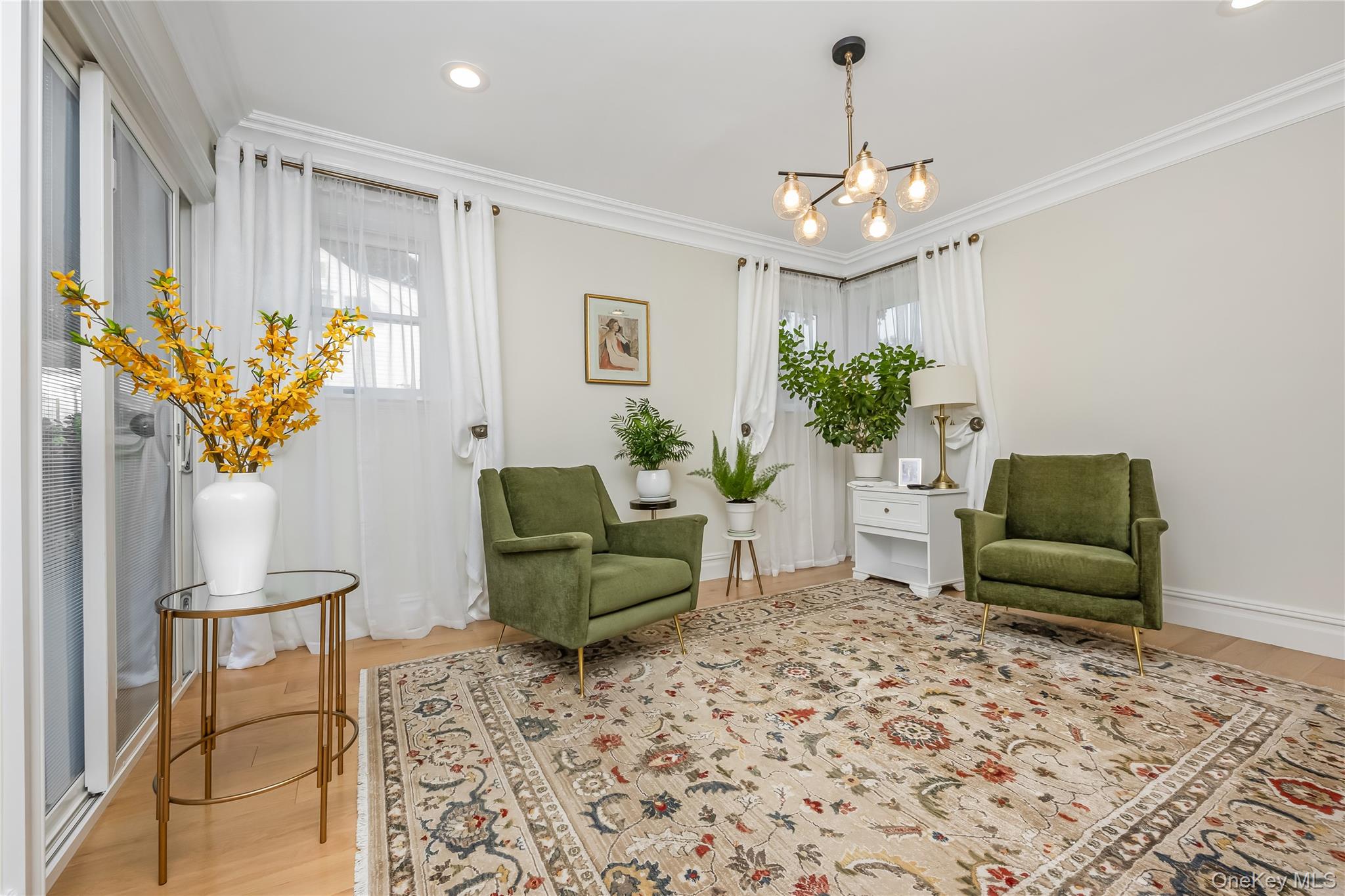 2 Hamilton Street, Farmingdale, NY 11735