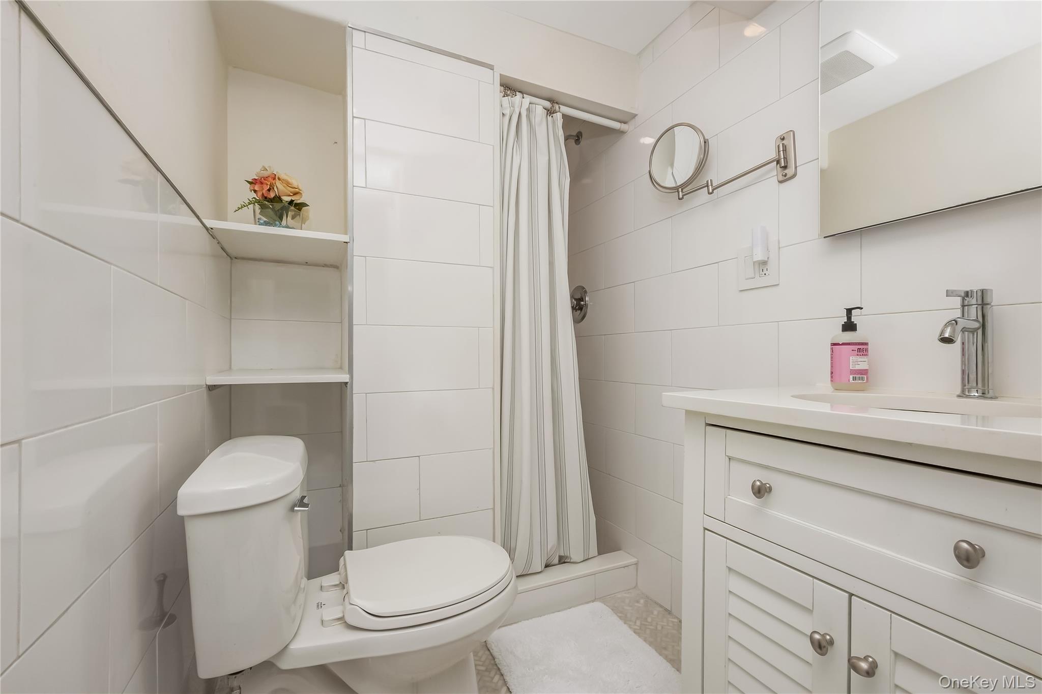 2 Hamilton Street, Farmingdale, NY 11735