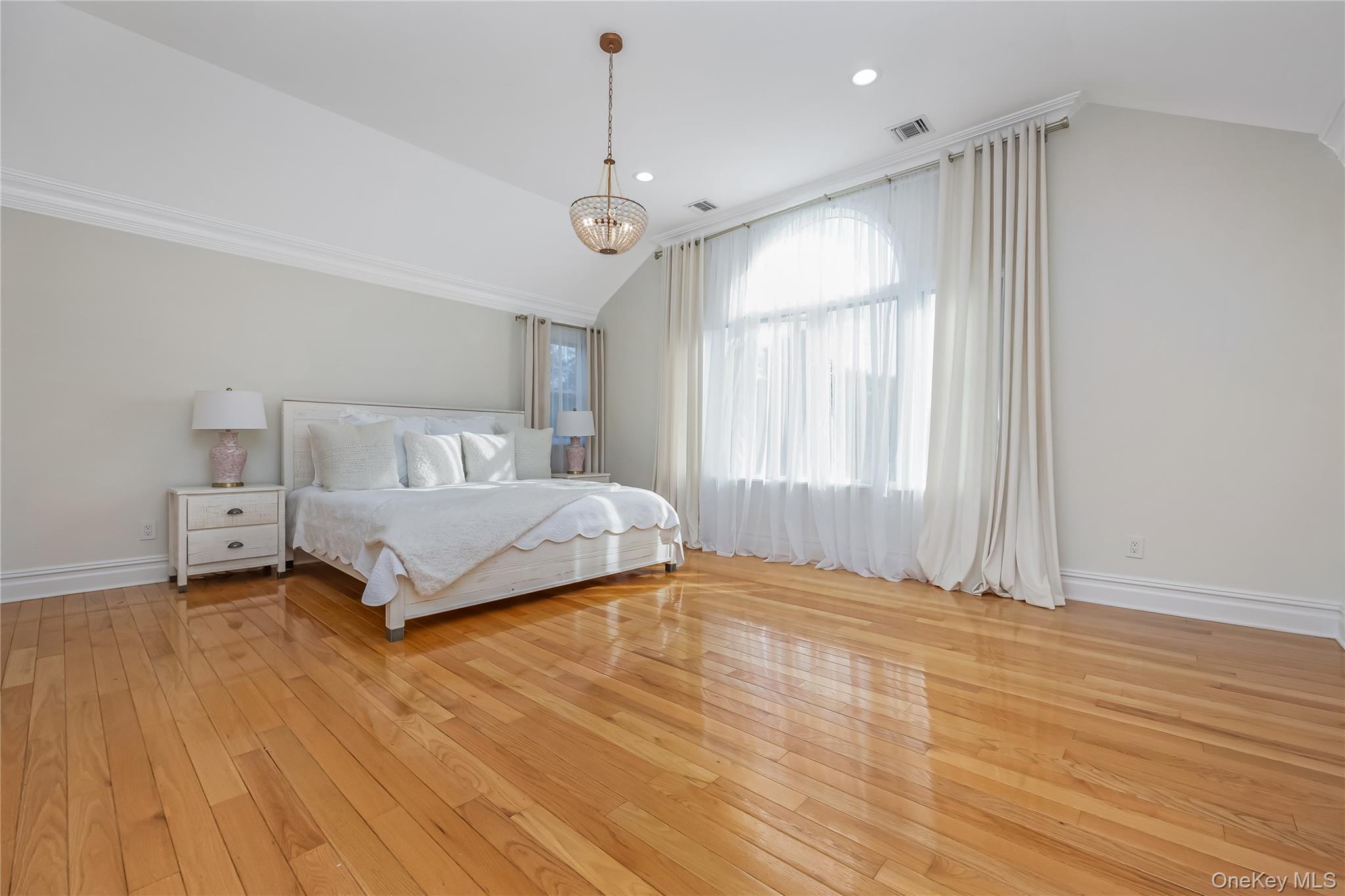 2 Hamilton Street, Farmingdale, NY 11735