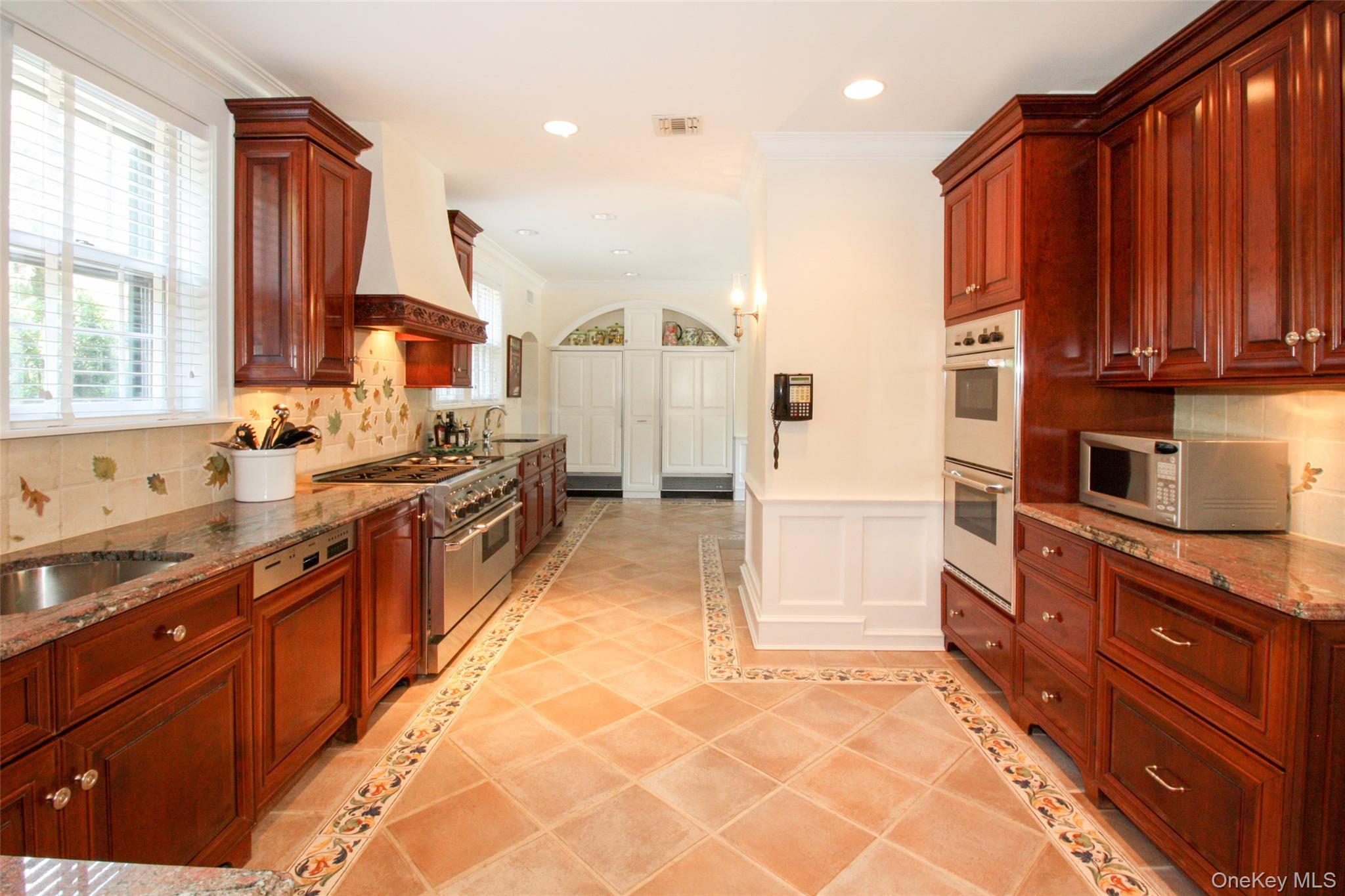 40 Deer Park Road, Great Neck, NY 11024