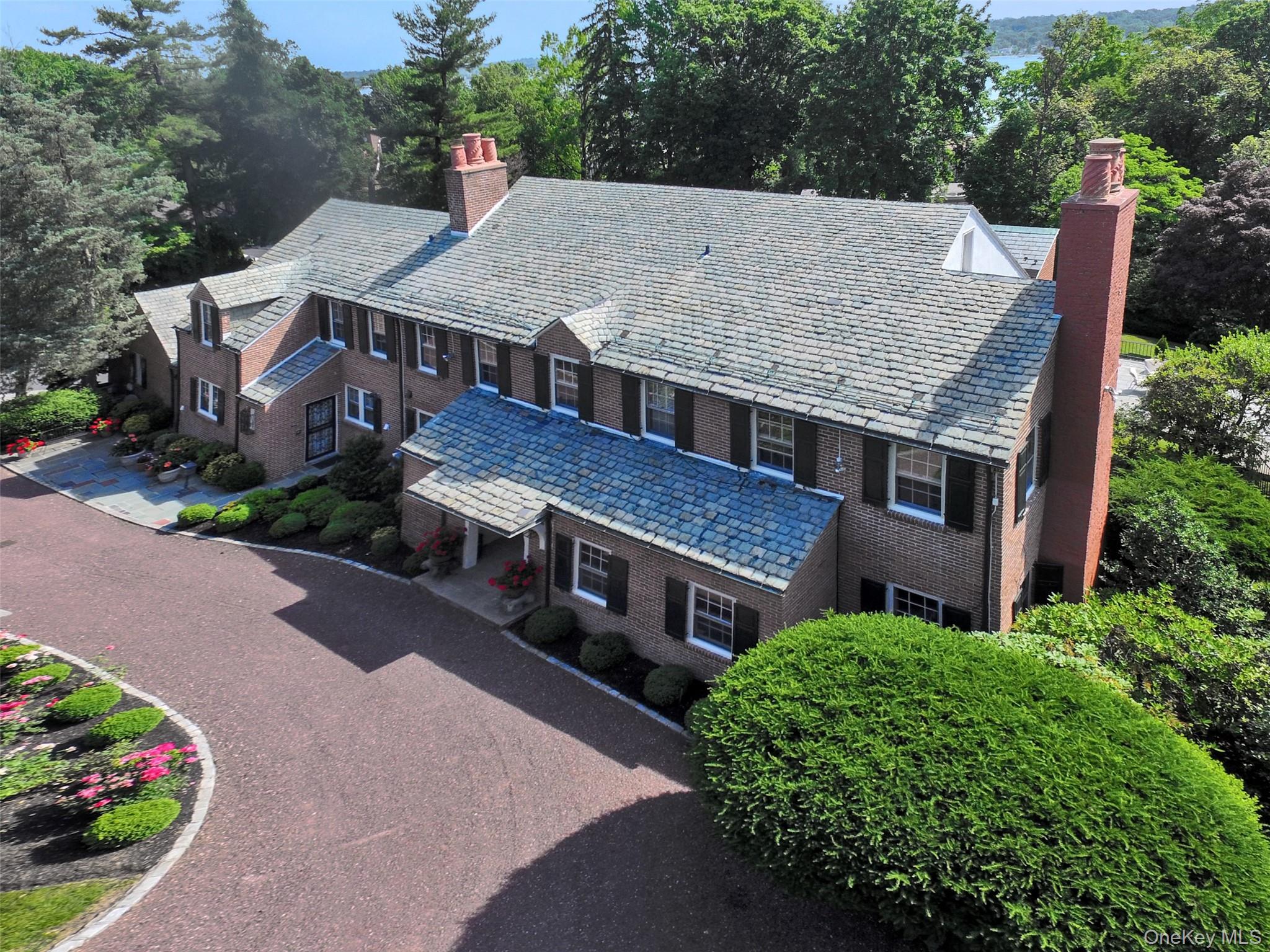 40 Deer Park Road, Great Neck, NY 11024