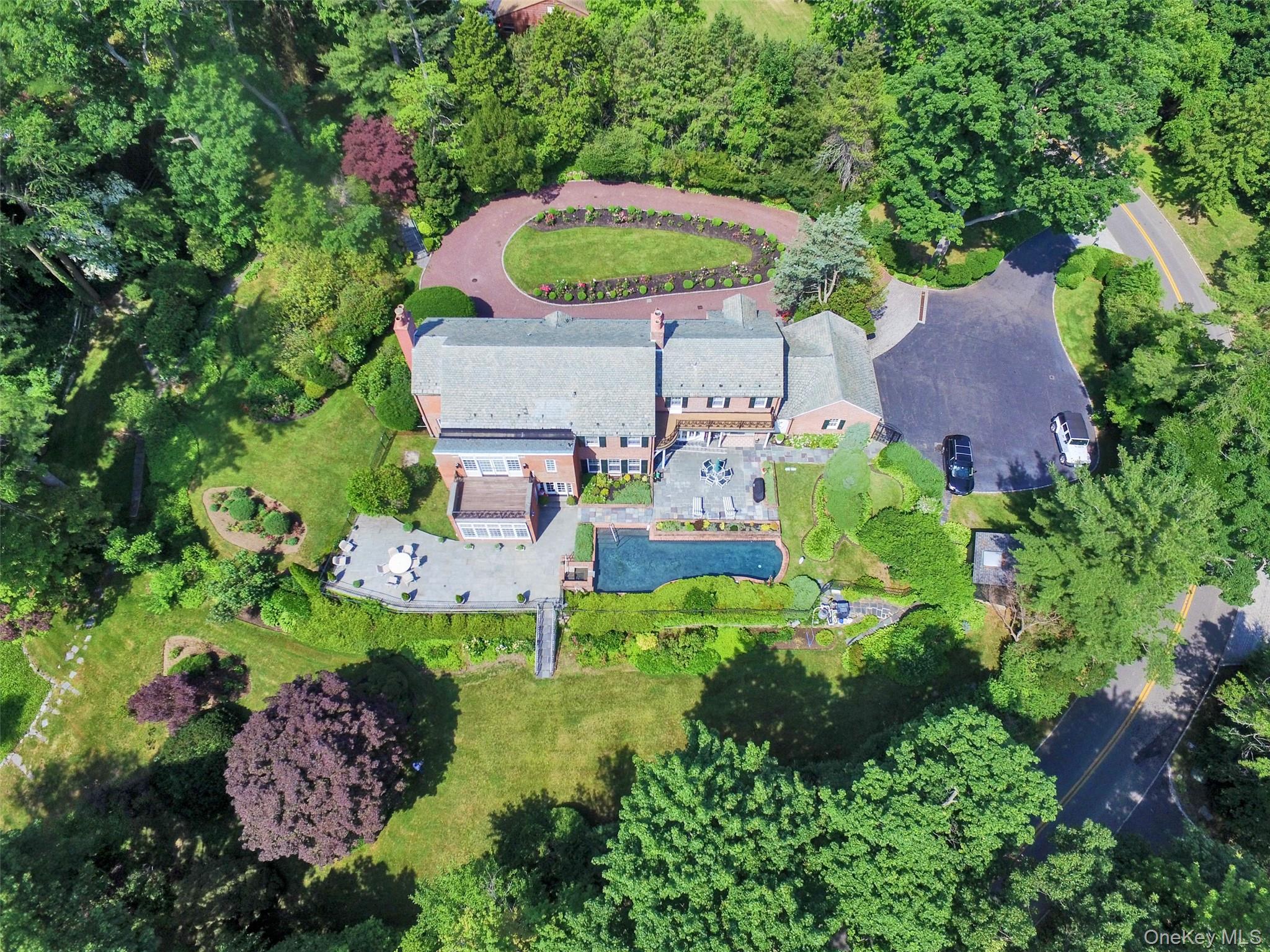 40 Deer Park Road, Great Neck, NY 11024