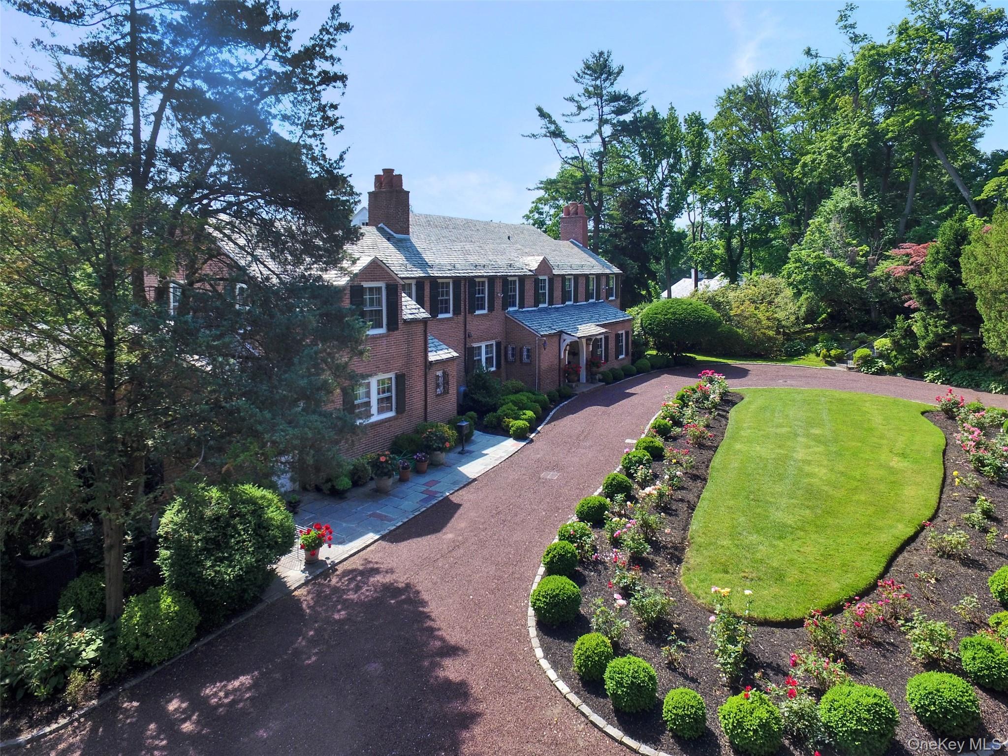 40 Deer Park Road, Great Neck, NY 11024