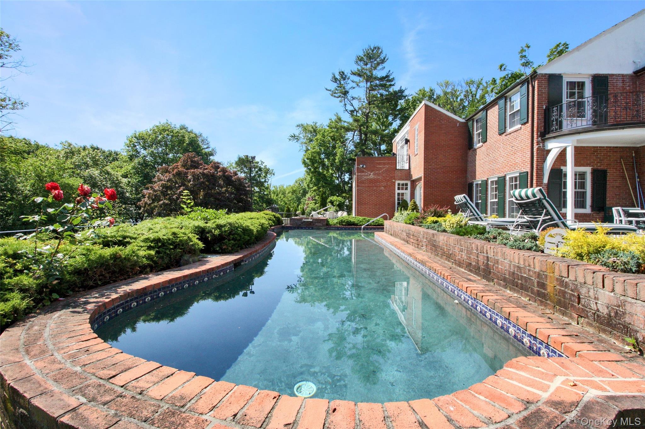 40 Deer Park Road, Great Neck, NY 11024