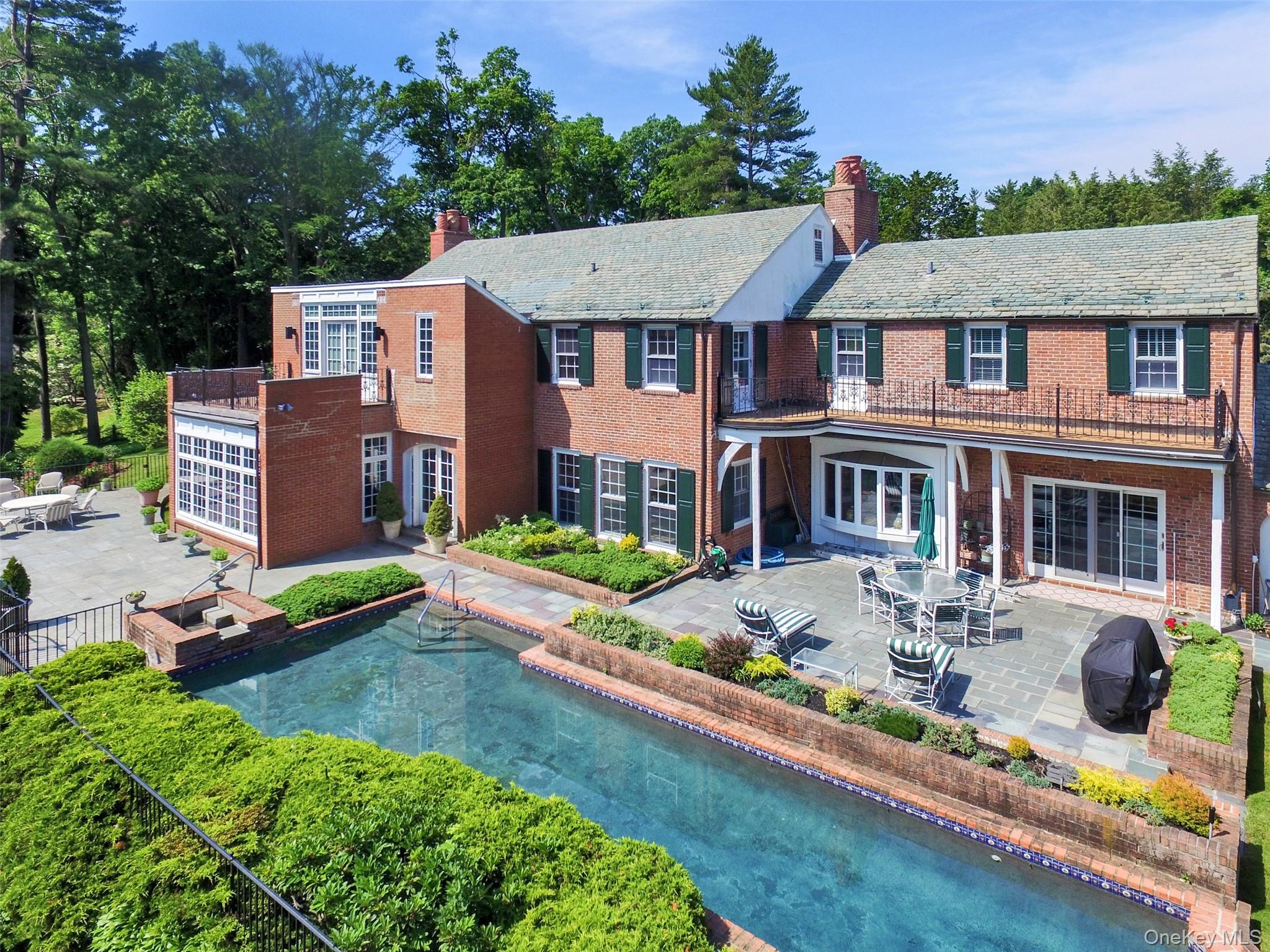 40 Deer Park Road, Great Neck, NY 11024