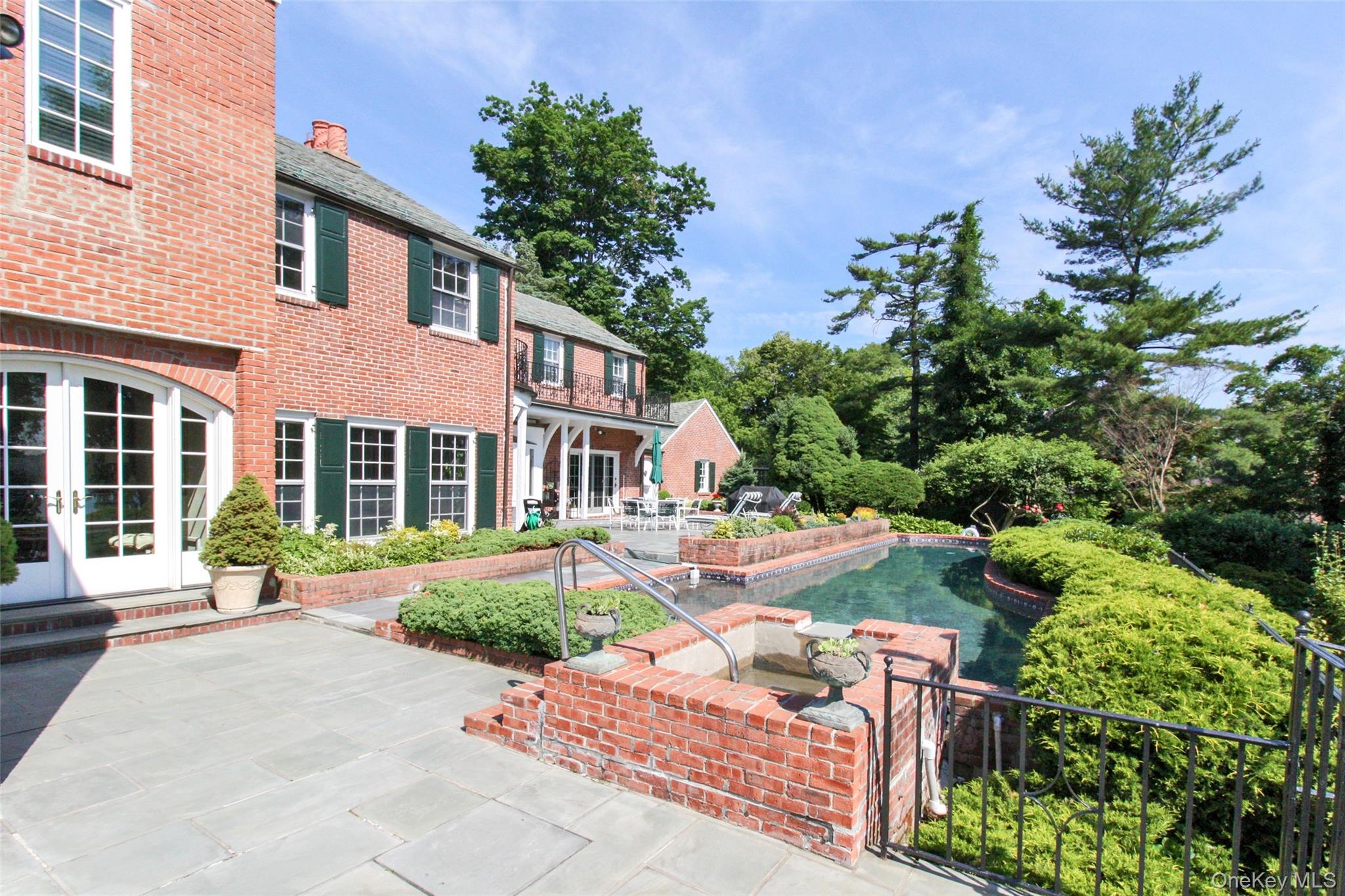 40 Deer Park Road, Great Neck, NY 11024