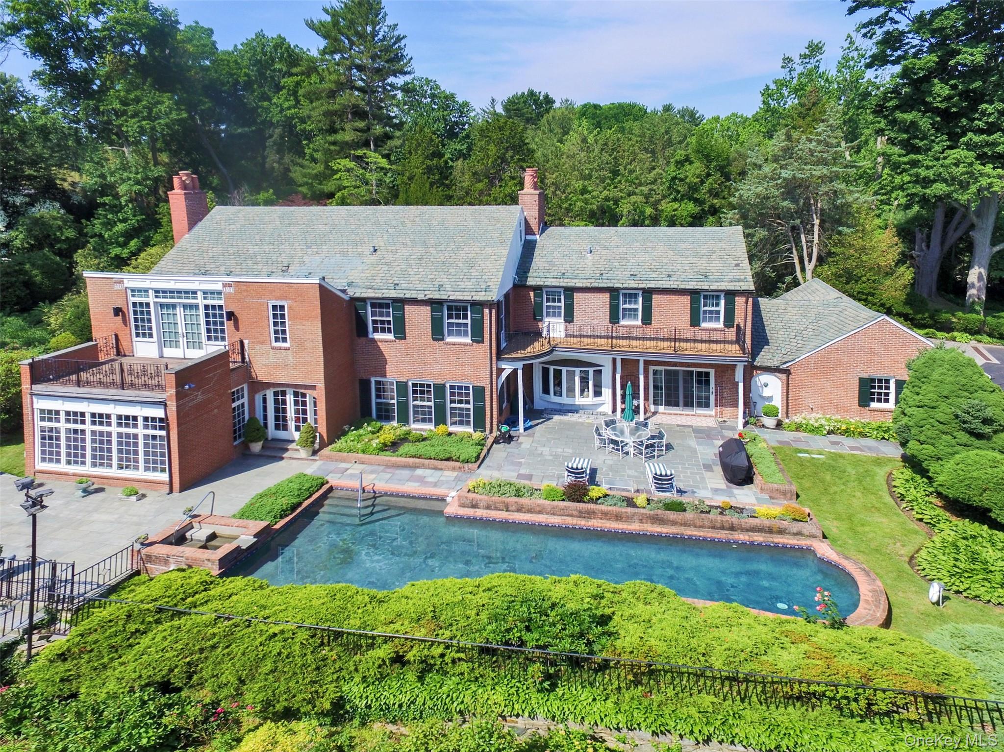 40 Deer Park Road, Great Neck, NY 11024