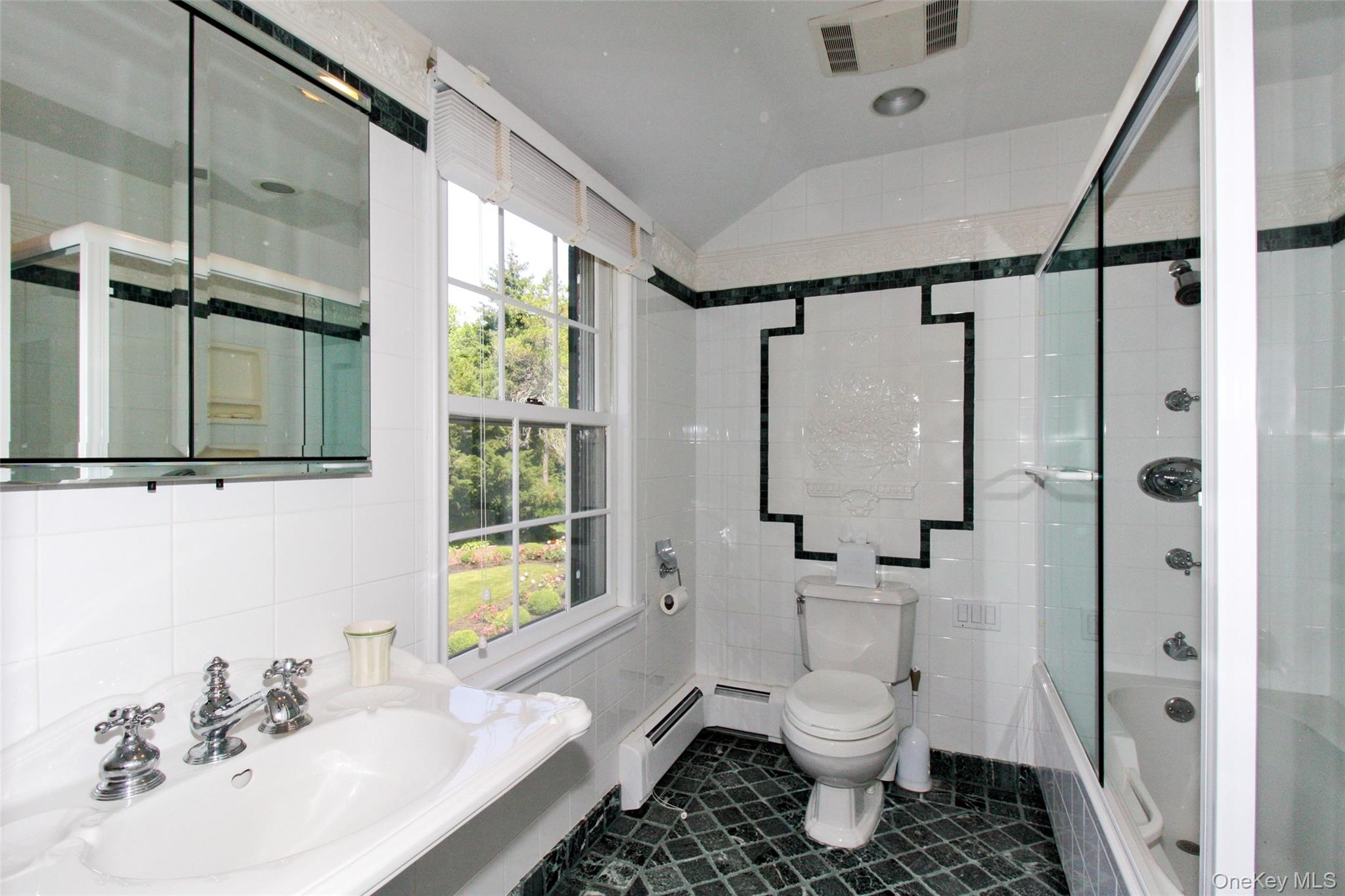 40 Deer Park Road, Great Neck, NY 11024