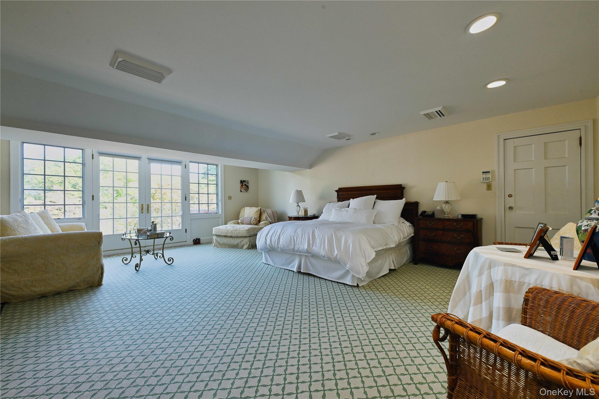 40 Deer Park Road, Great Neck, NY 11024