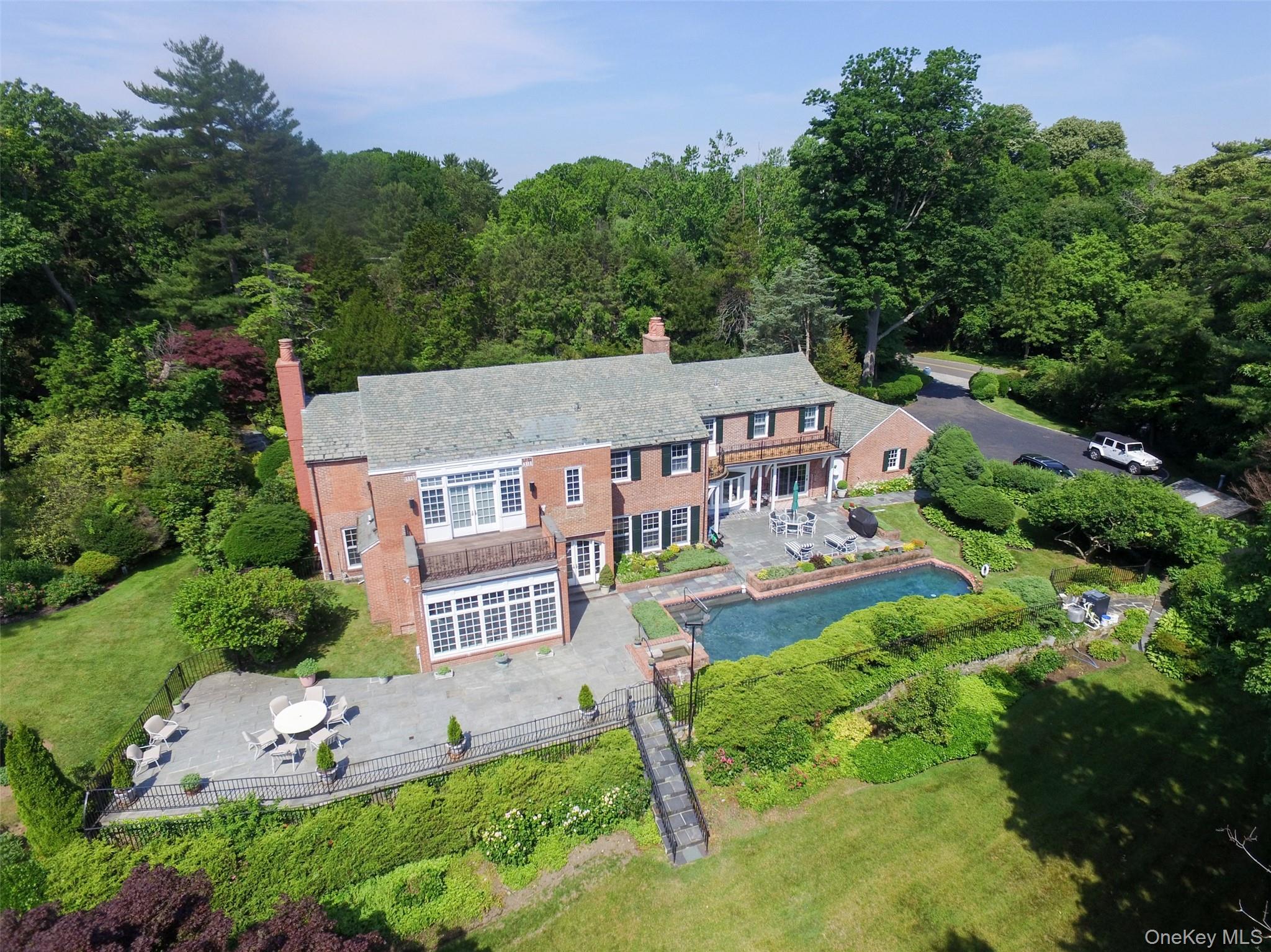 40 Deer Park Road, Great Neck, NY 11024