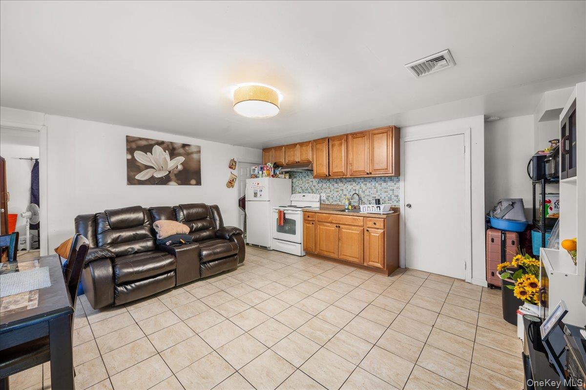 211 Washington Avenue, Brentwood, NY 11717