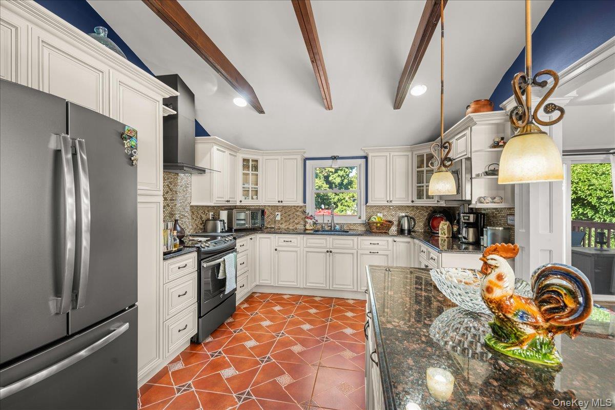 211 Washington Avenue, Brentwood, NY 11717