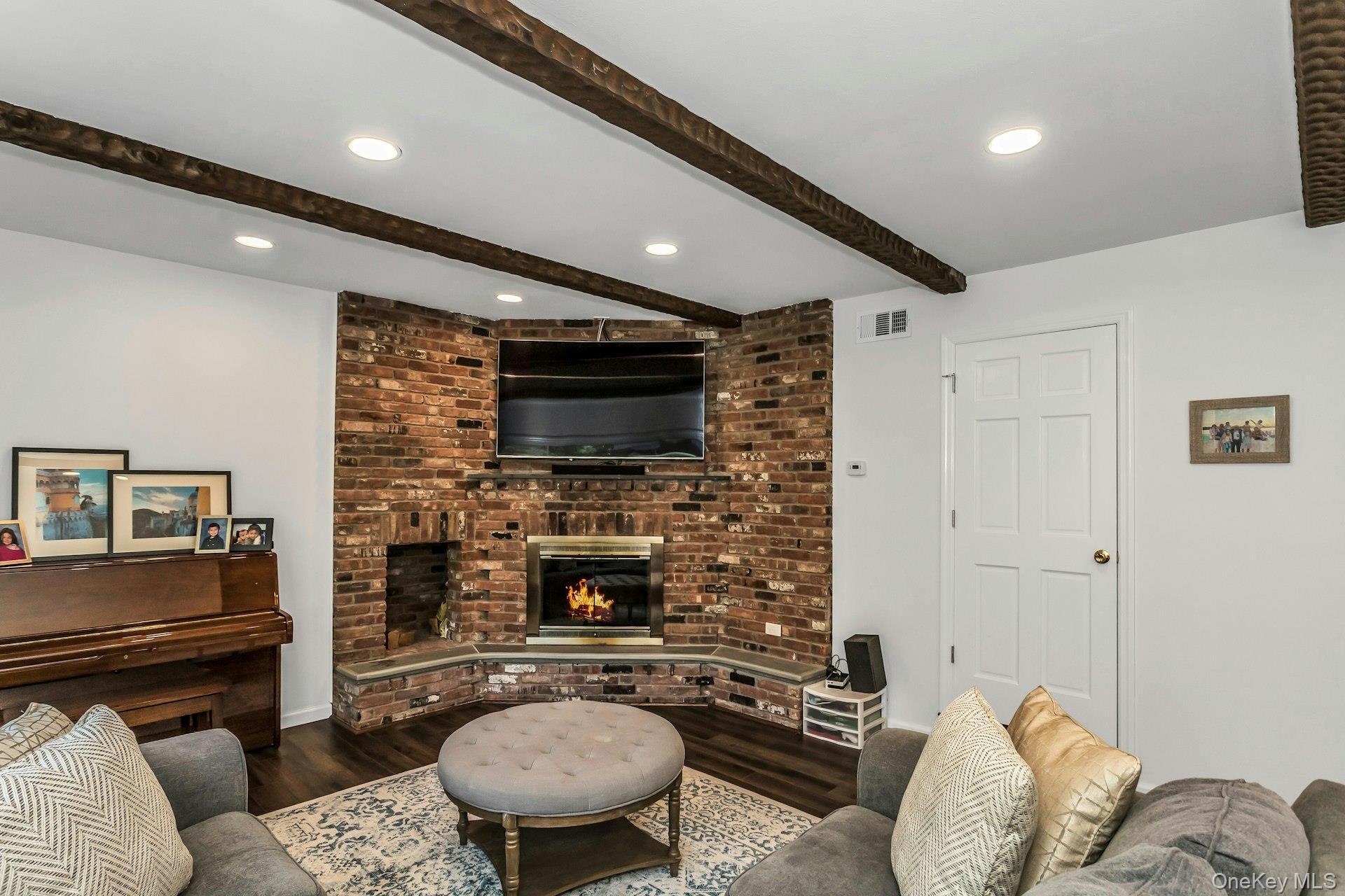 17 Willow Drive, Port Washington, NY 11050