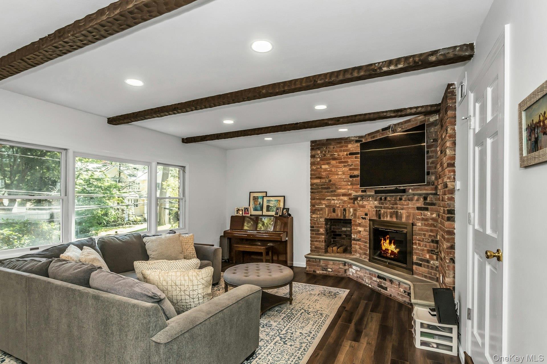 17 Willow Drive, Port Washington, NY 11050