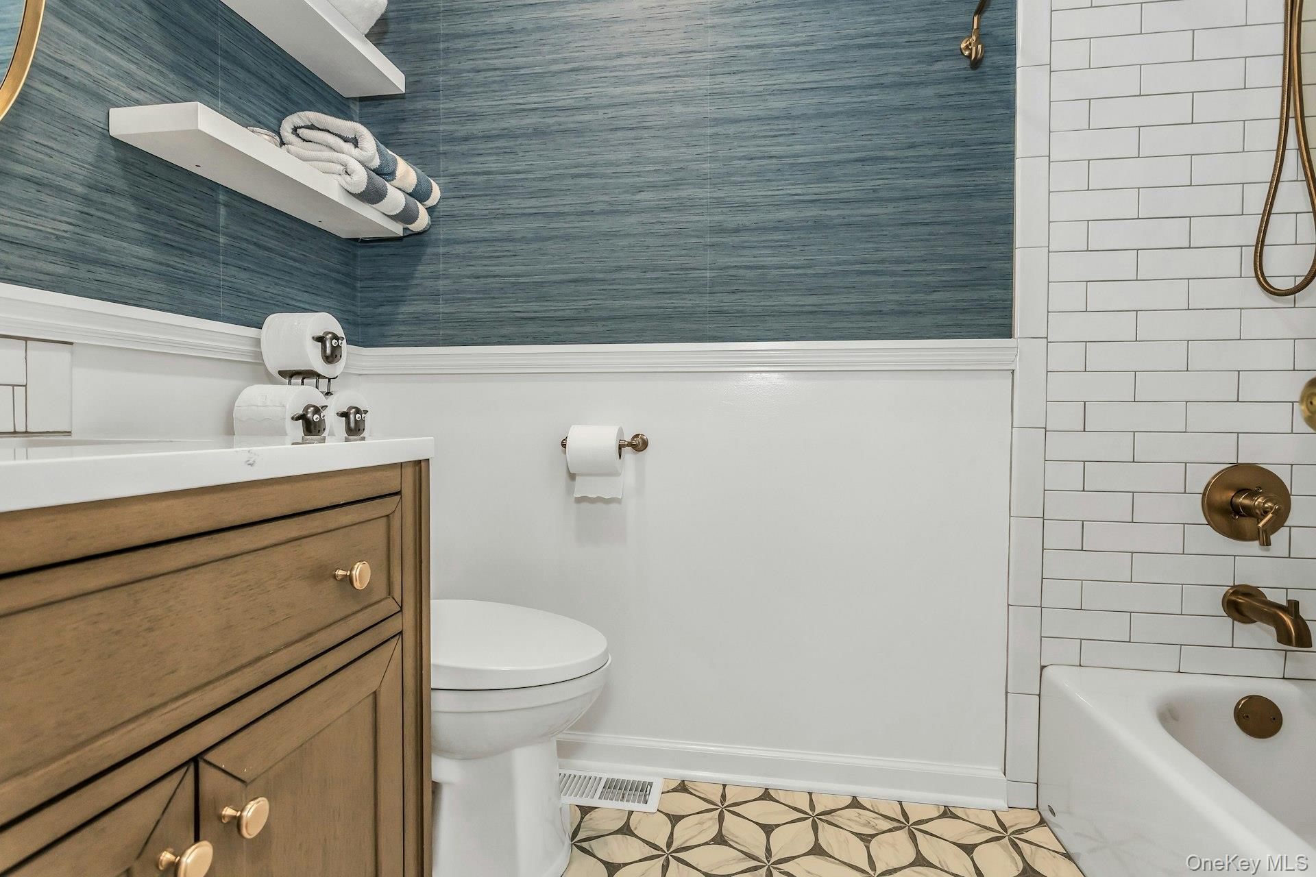 17 Willow Drive, Port Washington, NY 11050